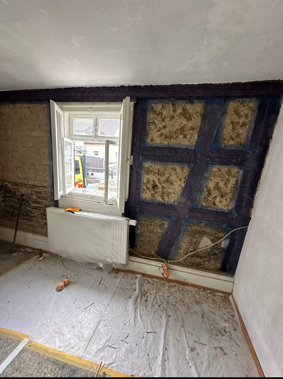 Fenstergefach mit Strohlehm-Ausfachung während der denkmalgerechten Sanierung