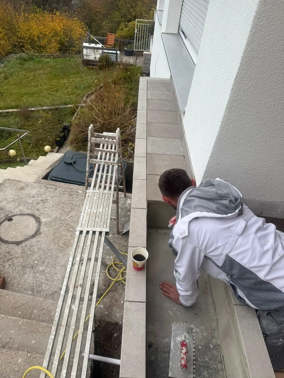 Plattenleger von Bodin Bau beim Verlegen der Platten am Blumentrog in Zürich