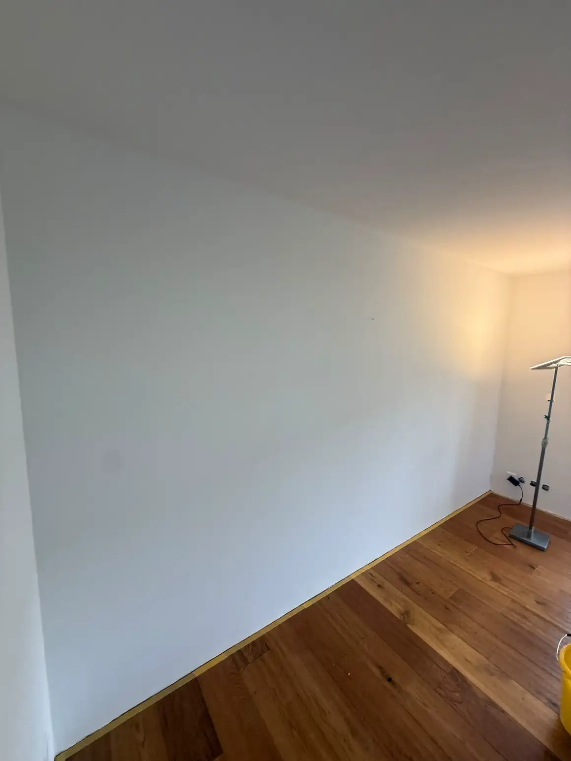 Renovierter Wohnraum mit glattem Malervlies und geöltem Parkett