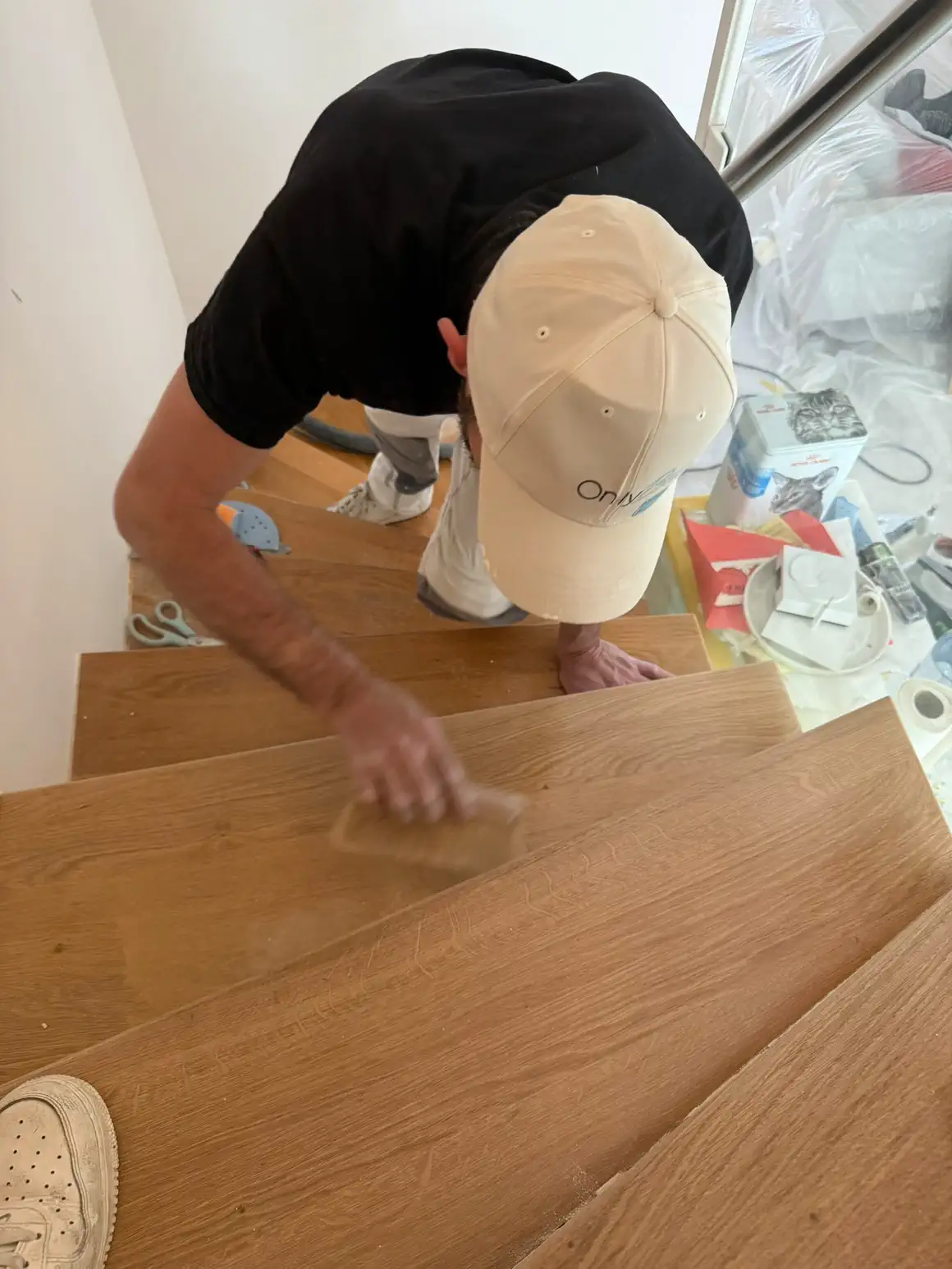Mitarbeiter von Bodin Bau beim Schleifen der Treppentritte